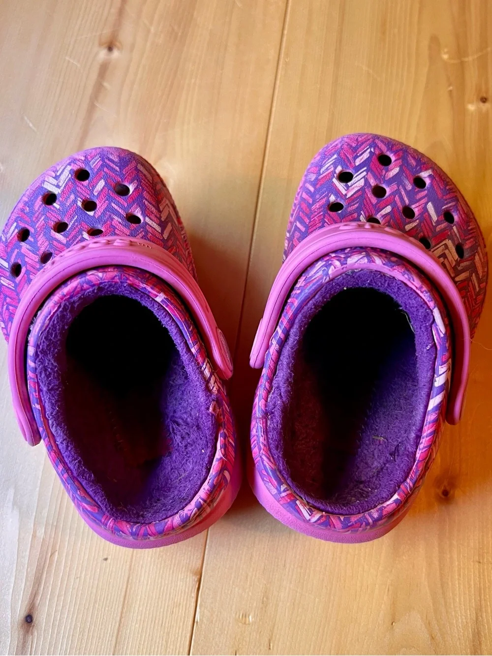 CROCS Kids Plush-Lined Clogs in Pink & Purple Chevron Print